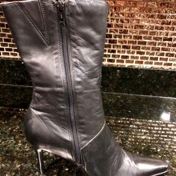 NEW- BEAUTIFUL BLACK LEATHER BOOTS - Size 10 - Picture 3 of 6